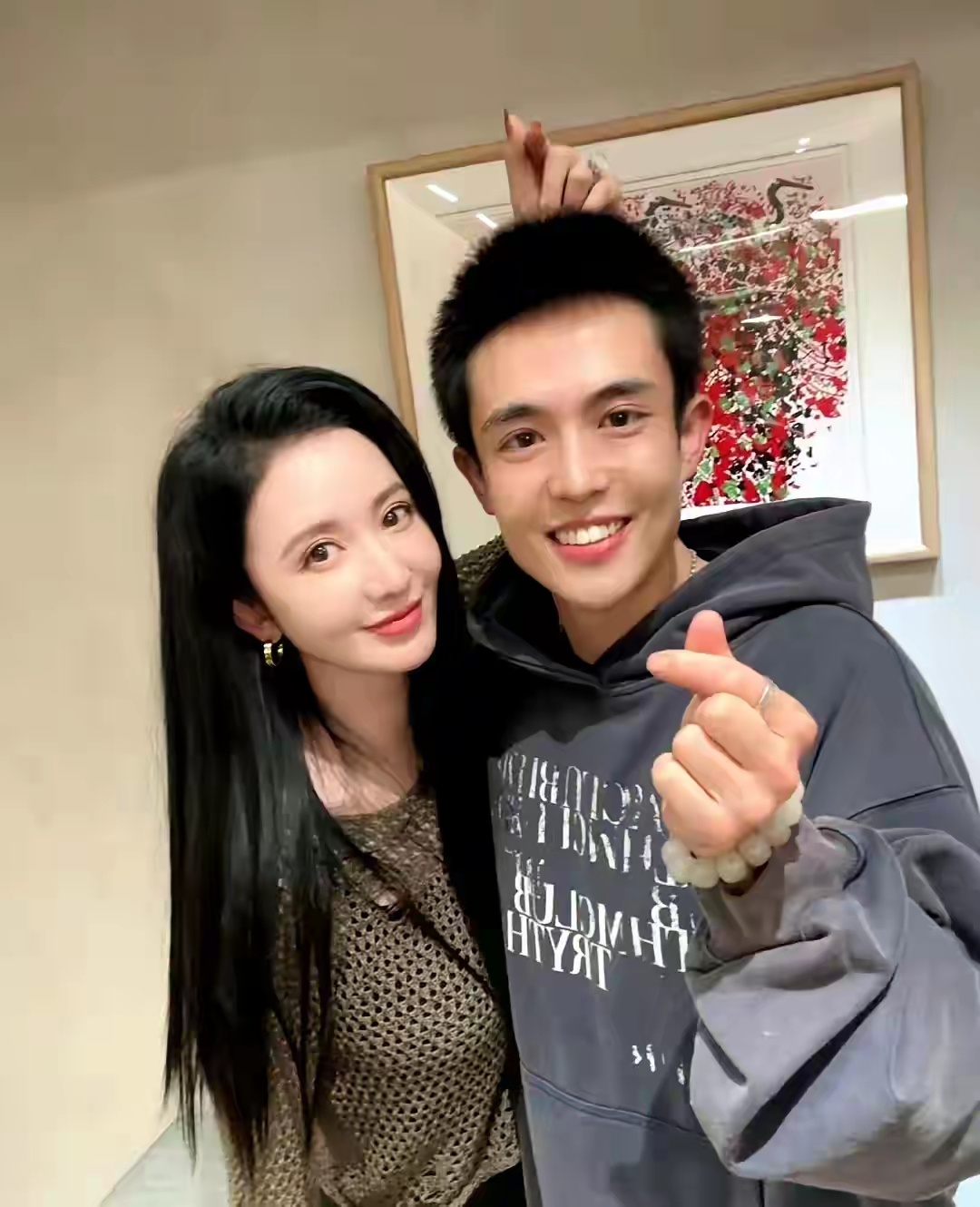 要我说，要是王星以后不塌房他估计以后的日子要衣食无忧了！看他左边这个人就知道为什