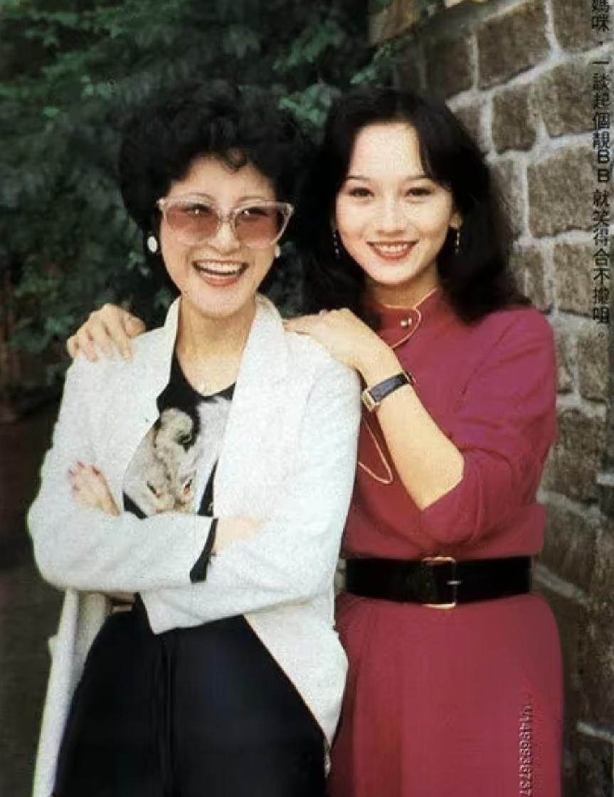 赵雅芝和狄波拉年龄相仿，美如姐妹花。
两人事业有成，还都是好妈妈。
已有三个儿子