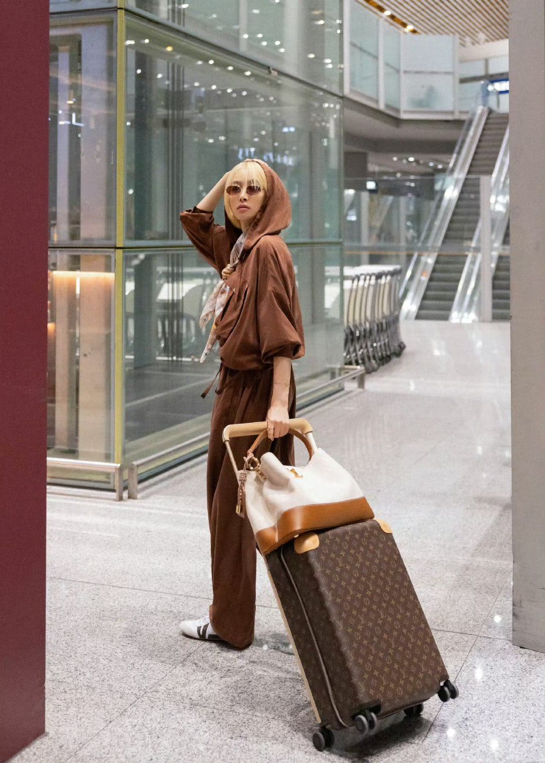 宋茜金发老钱风机场造型  宋茜的机场造型总能带来惊喜，这次金发搭配老钱风穿搭格外