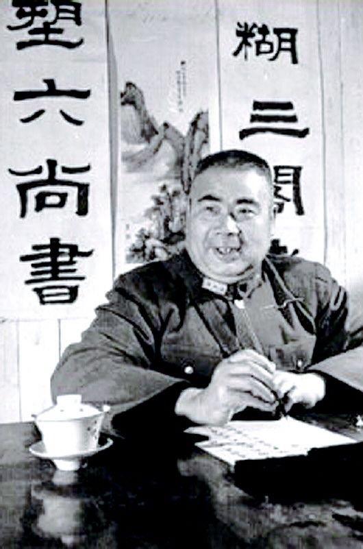 1923年的一个清晨，北京南苑军营课堂将官齐集，唯独值班军官未到。

不远处的住