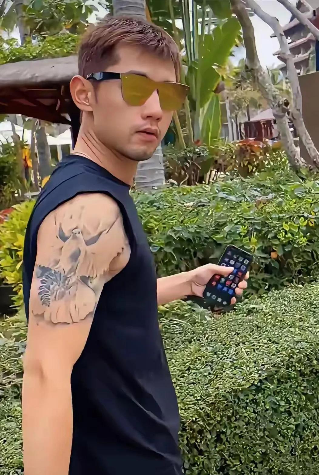近日有人偶遇张继科，现在的他跟以前变化很大。染着黄色的头发，带着棕色眼镜，胳膊上