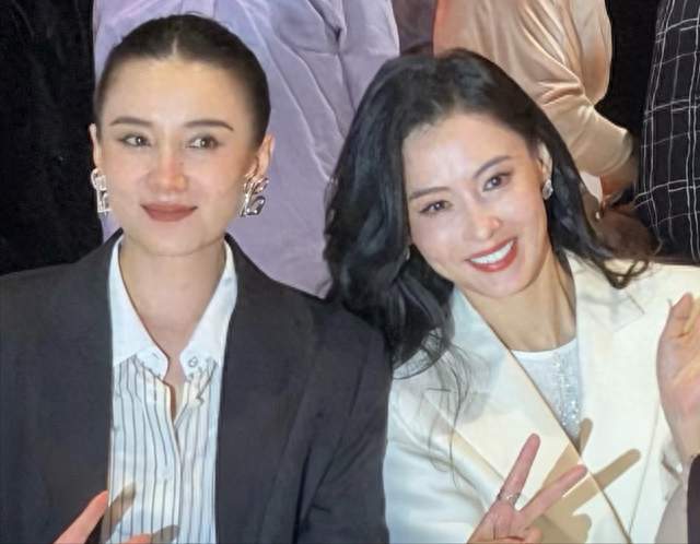 北京这一夜，46岁的宋佳赢了张柏芝，她穿西装飒美、对方脸部馒化