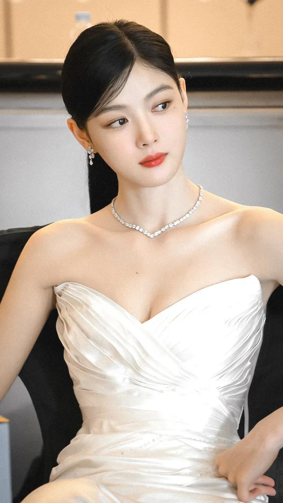#高清美女# #惊艳女神# #女明星谁最美# #金裕贞#
达人推荐 女主角唇泥