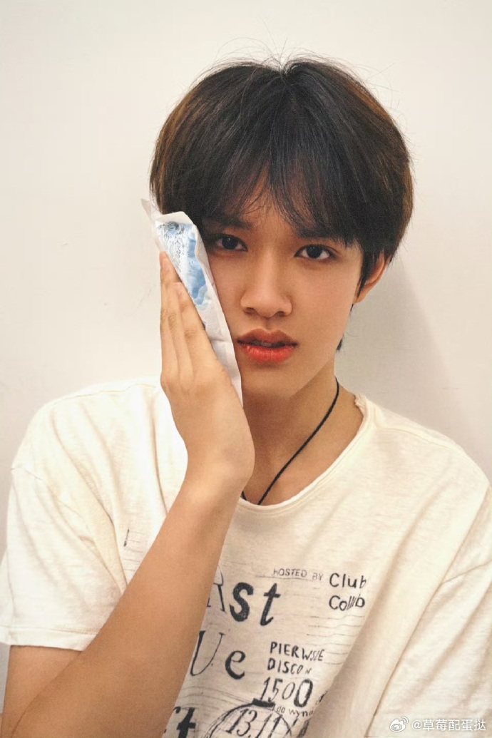 赵丽颖站姐发张极啦！赵丽颖站姐发了张极 快来了解05后第一男歌手张极，实力圈粉，