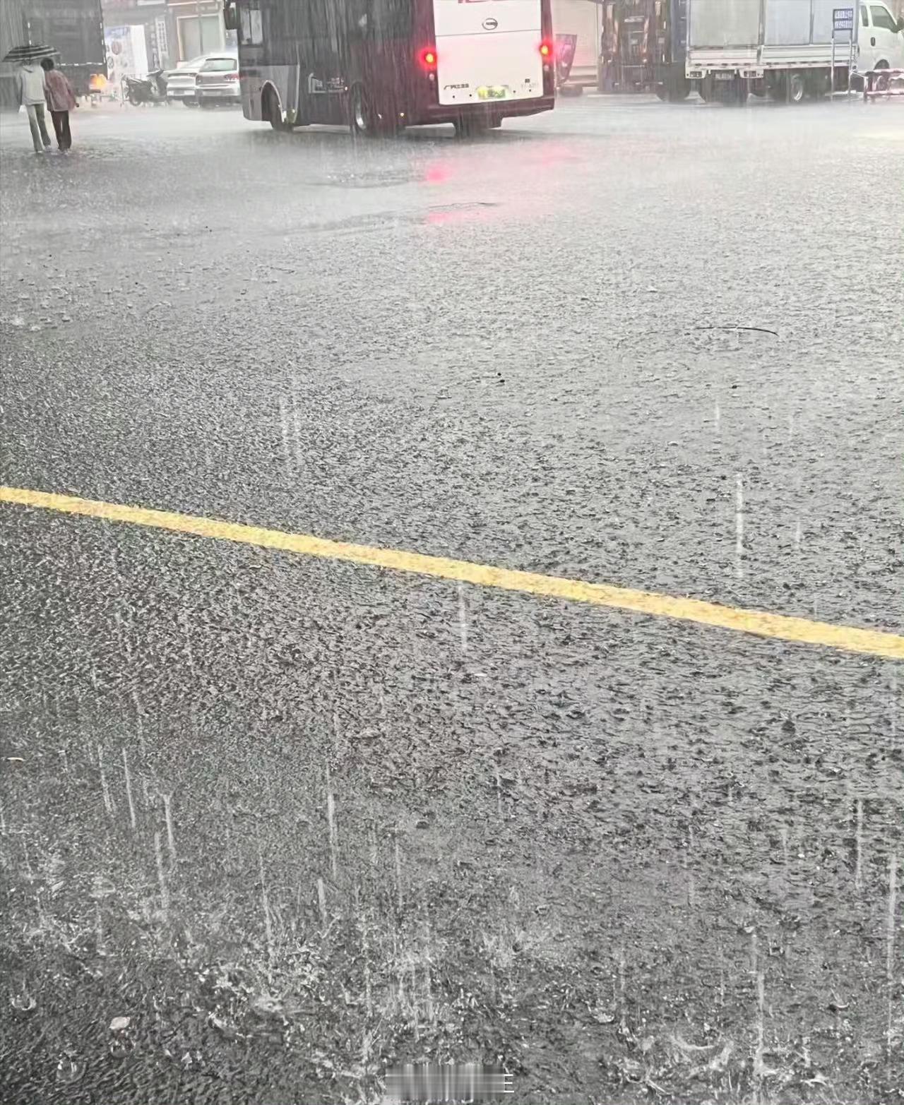 广东开启雨雨雨水水水模式周日宅家幸福感拉满✨前段日子连日干燥燥热，真盼来降雨太治