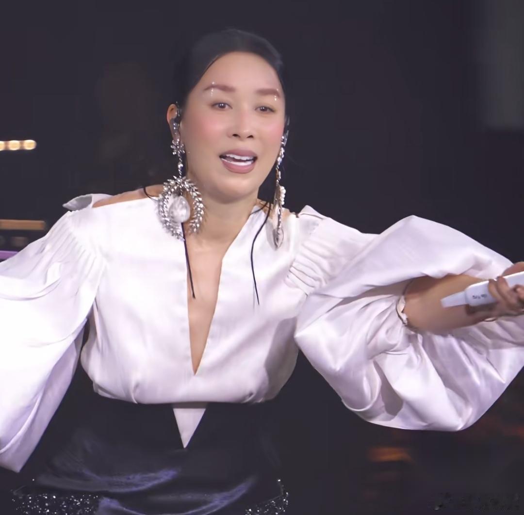 为什么那英快60岁了， 还在不停开演唱会？ 原因很简单，不是因为缺钱，是因为她知