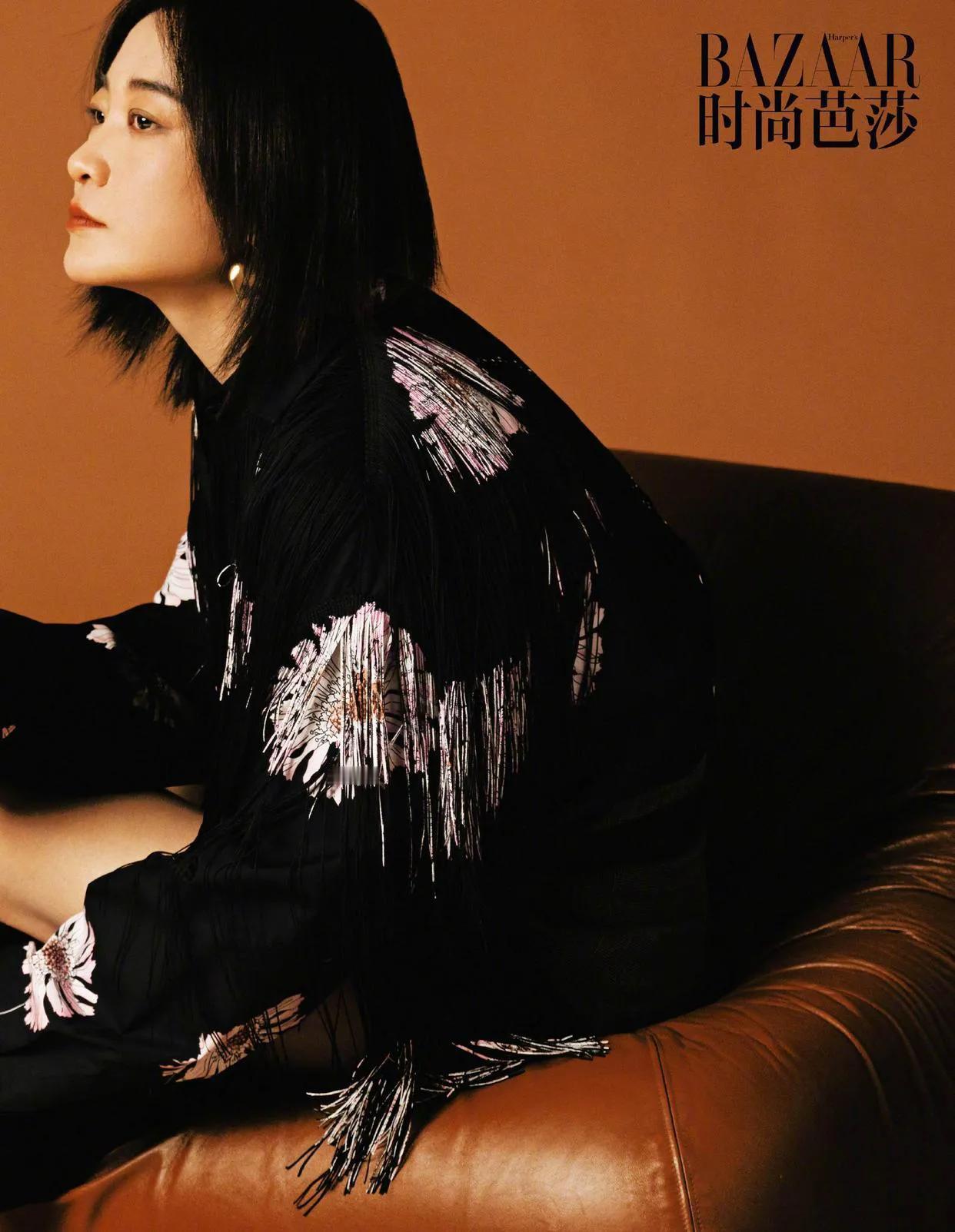 《时尚芭莎》三月刊，贾玲时装照来了！
贾玲首次登上五大时尚女刊之一的《时尚芭莎》