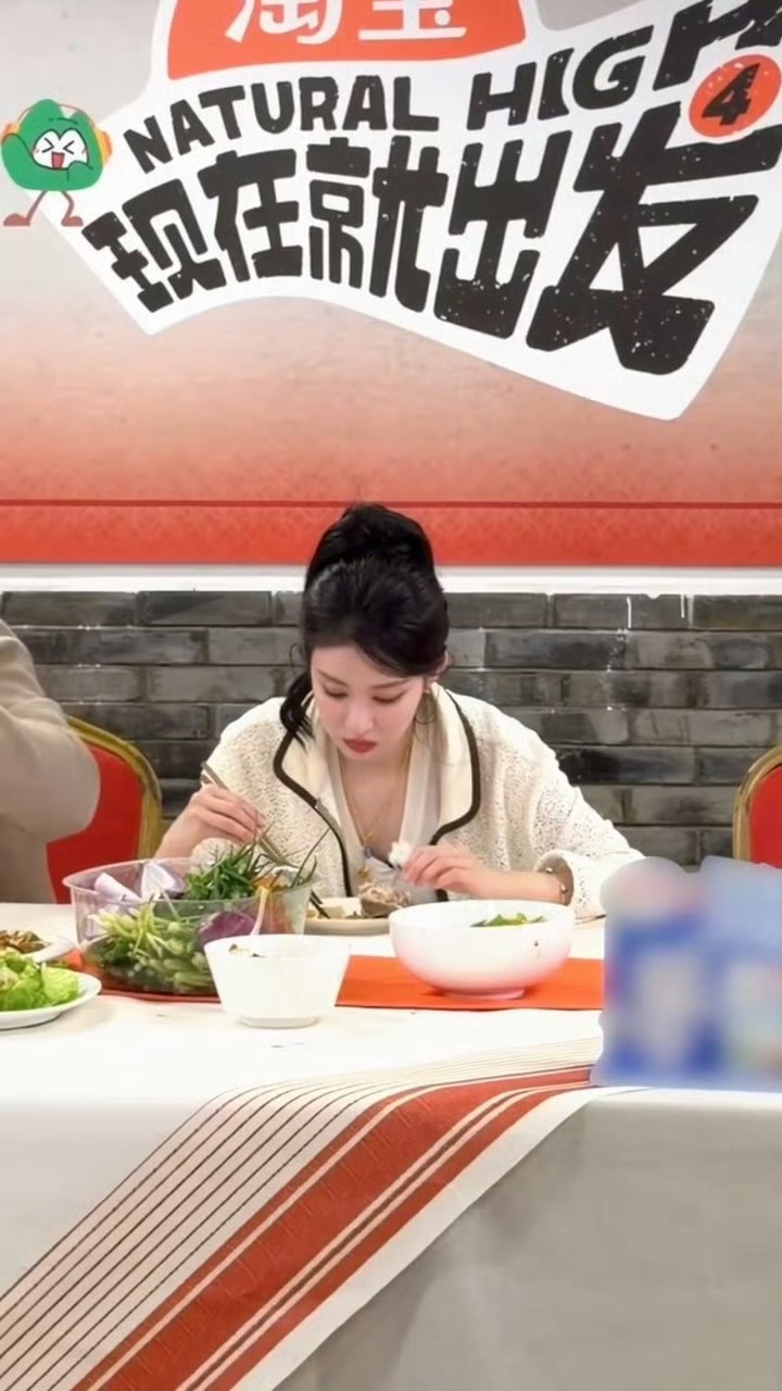 王楚然对美食最大的尊重，从完整餐前仪式开始！ ​​​