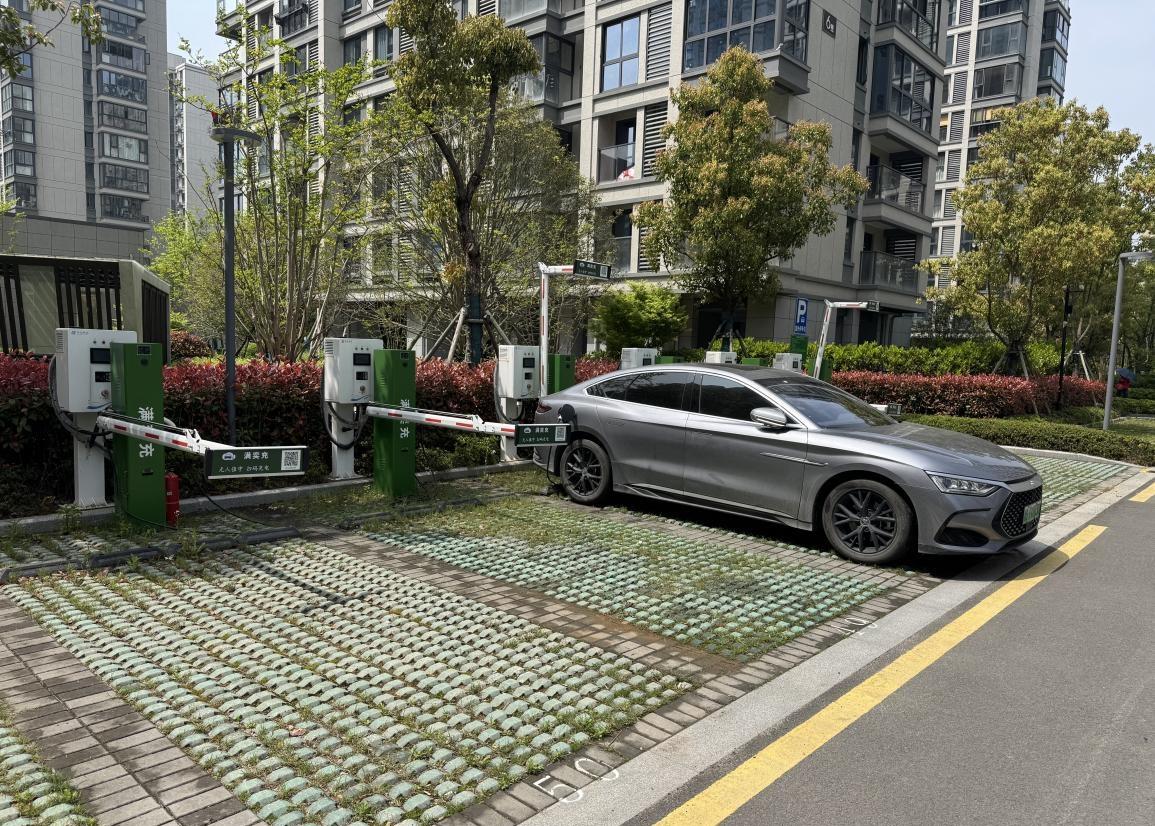 鄞州区邱隘镇清辉东苑小区交付已大半年，地下车库内数十台崭新的公共充电桩至今无法通