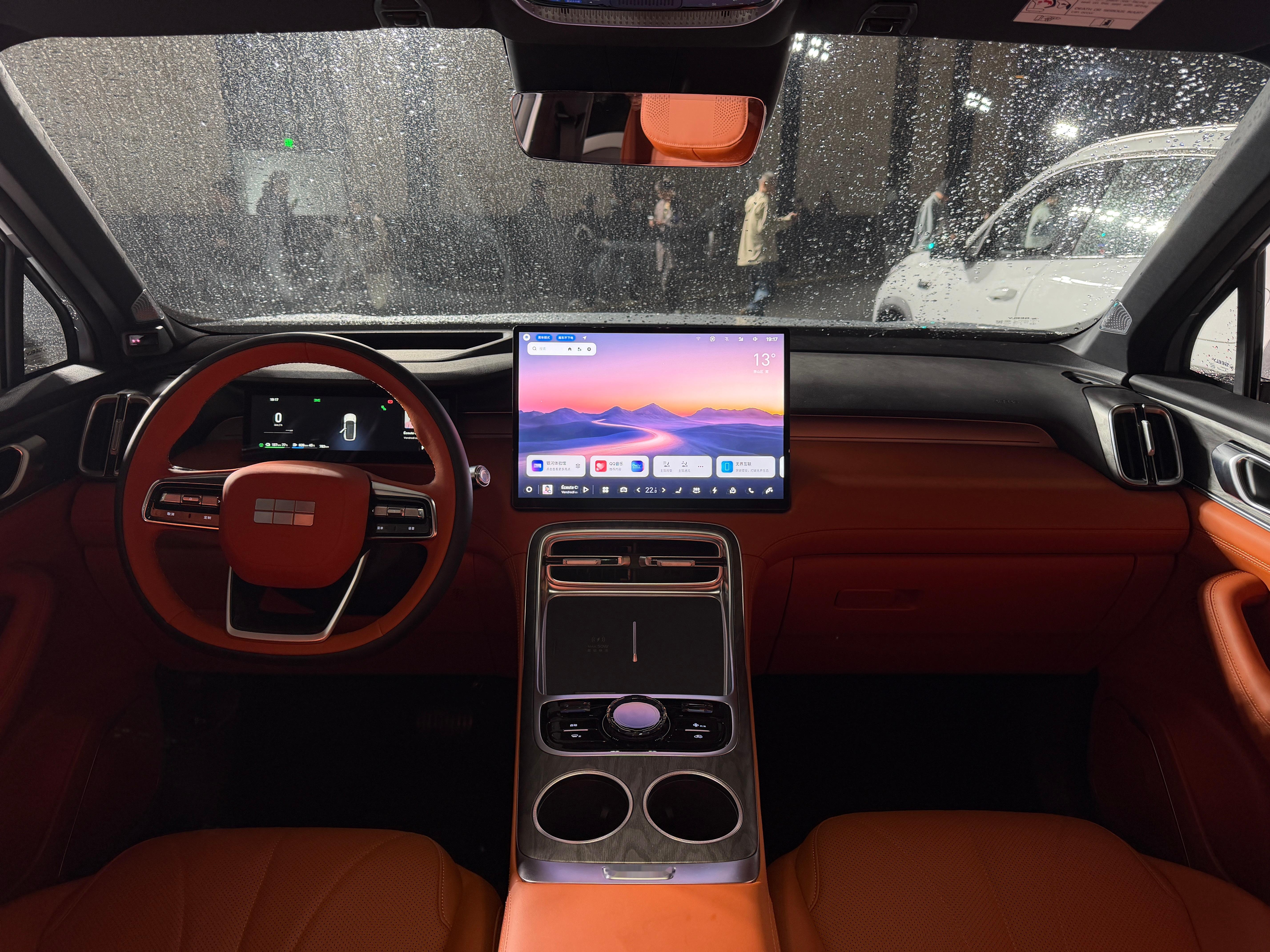 4月28日，吉利银河全新紧凑型插电混动SUV银河M7正式上市。新车推出4款配置，