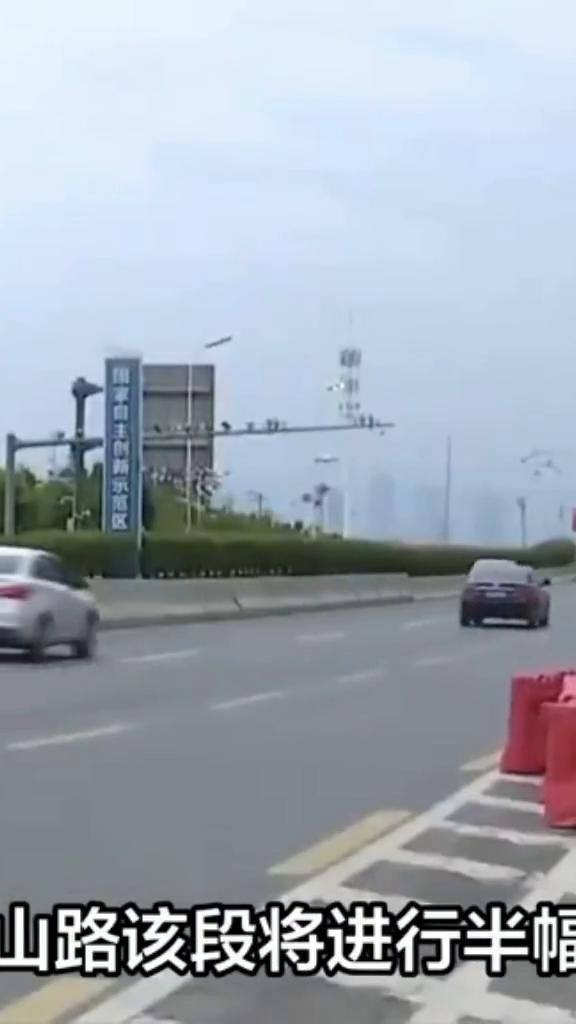 1月8日起，大理市巍山路该段将进行半幅施工，为进一步提升下关城区管网排水能力，减