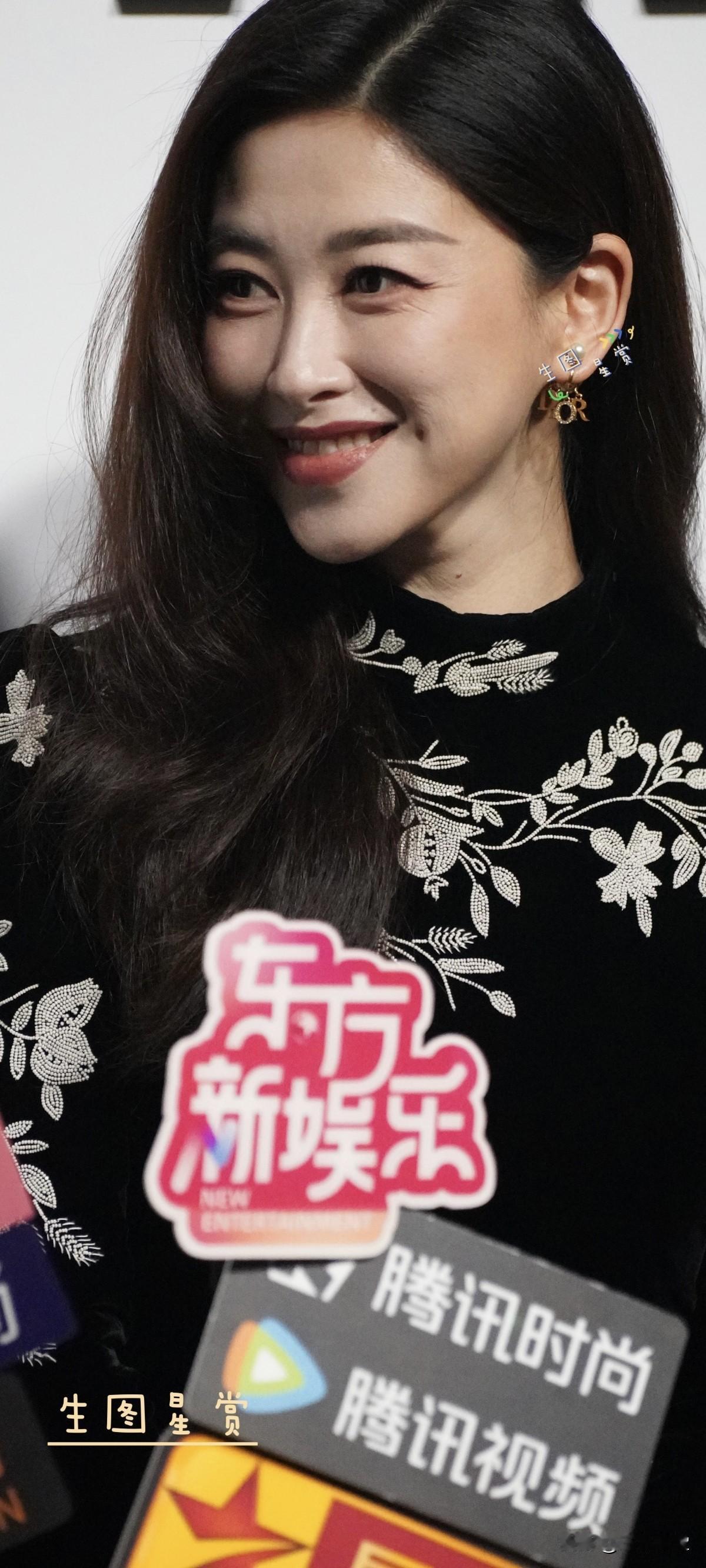 朱珠复古旗袍亮相Dior上海展览
笑容迷死人，侧脸杀