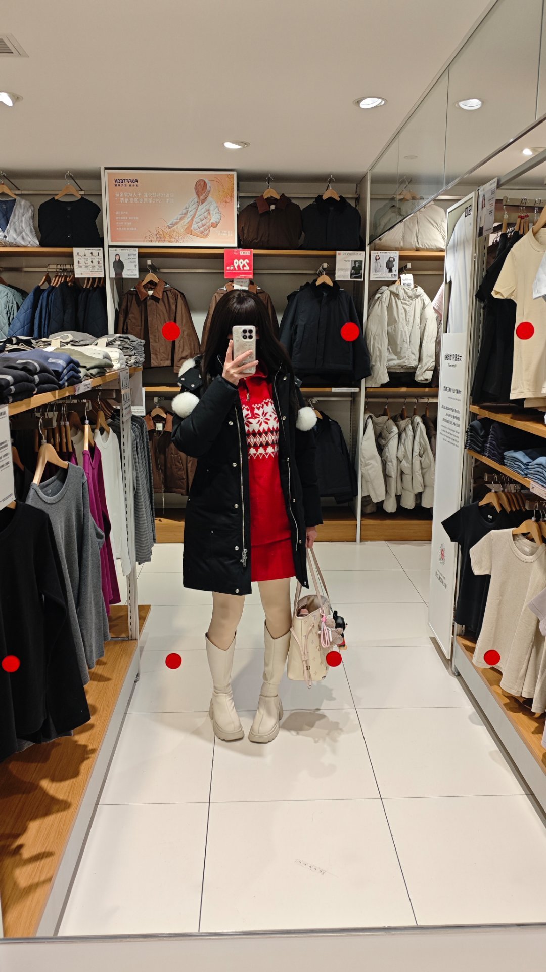 25年最后一天，下班去了Help Us跨年，好开心呀。今天穿得红色毛衣，红色短裙