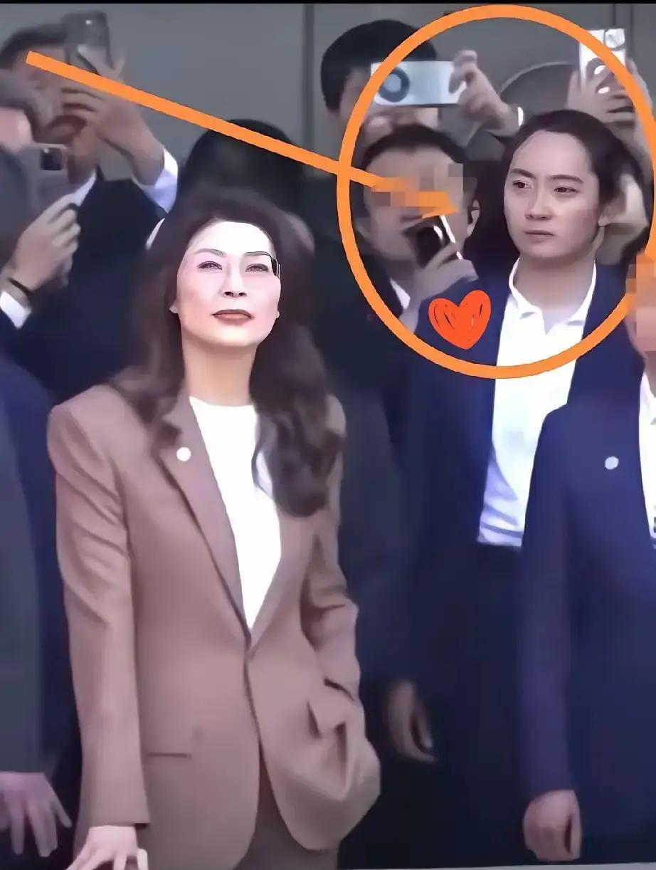 严肃拜谒现场女保镖意外出圈，全网喊娶背后是硬实力托底
严肃的拜谒现场，镜头却越过