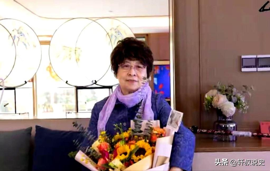 上海那位83岁的资深主持人蔚兰，住进养老院之前，已经三个月没正经洗过澡了。不是不