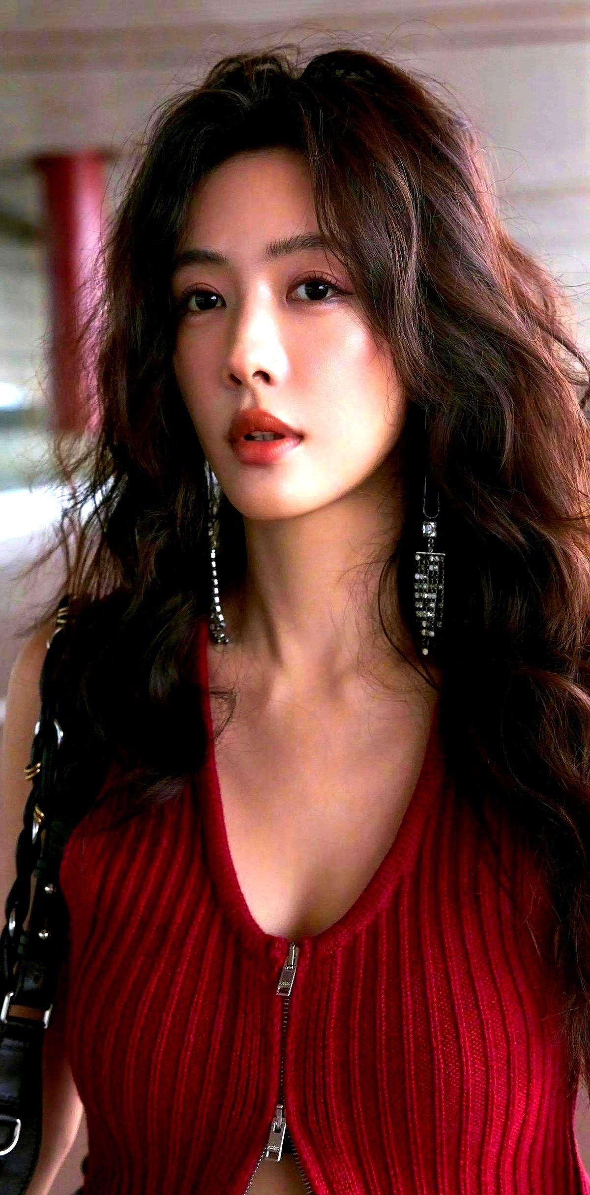 蔡文静穿了件没牌子的马甲，全网炸了。
不是明星带货，是老百姓用脚投票。59块，不