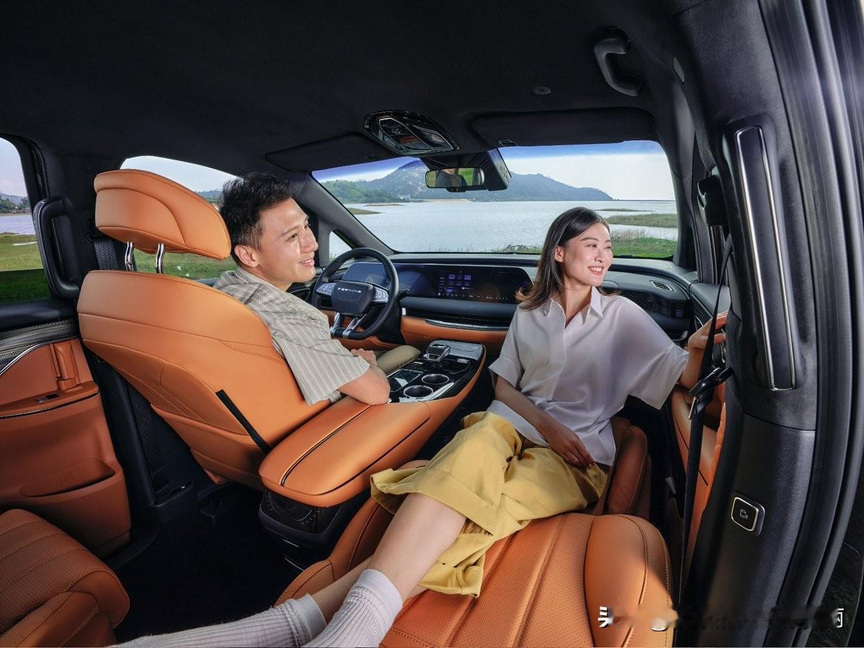 其“全场景墅居式座舱”提供了旗舰级尺寸空间，长宽高分别525119201820m