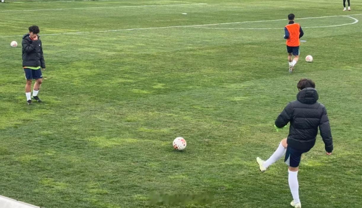 中超联赛 邝兆镭跟海牛一线队练起来了，小腿确实是练过的。 