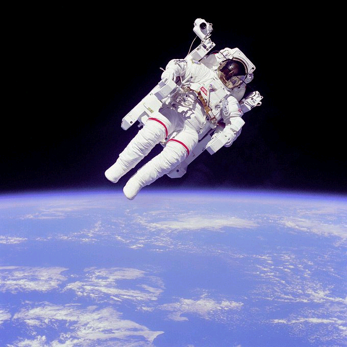 1984年，宇航员布鲁斯·麦克坎德雷斯二世在执行挑战者号航天飞(STS-41-B