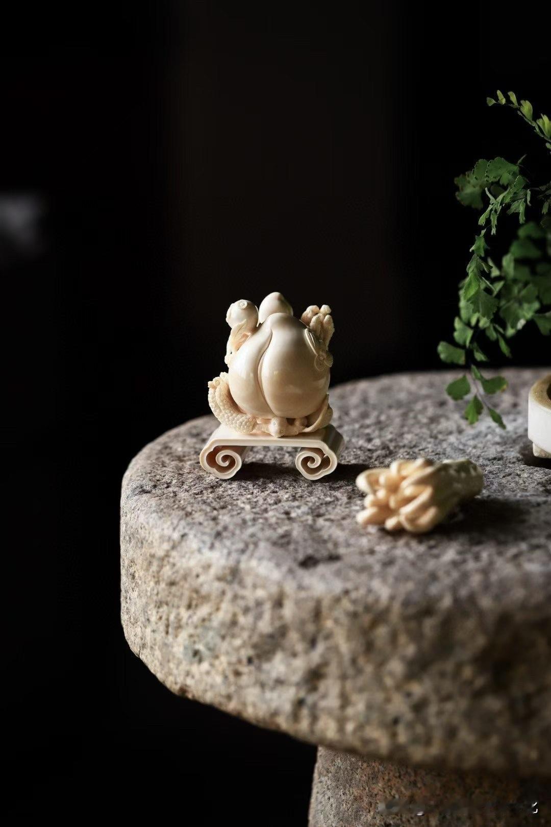 有些东西，不是看一眼就懂的。

这枚「福寿三多」，小得可以藏于掌心，却把人间最朴