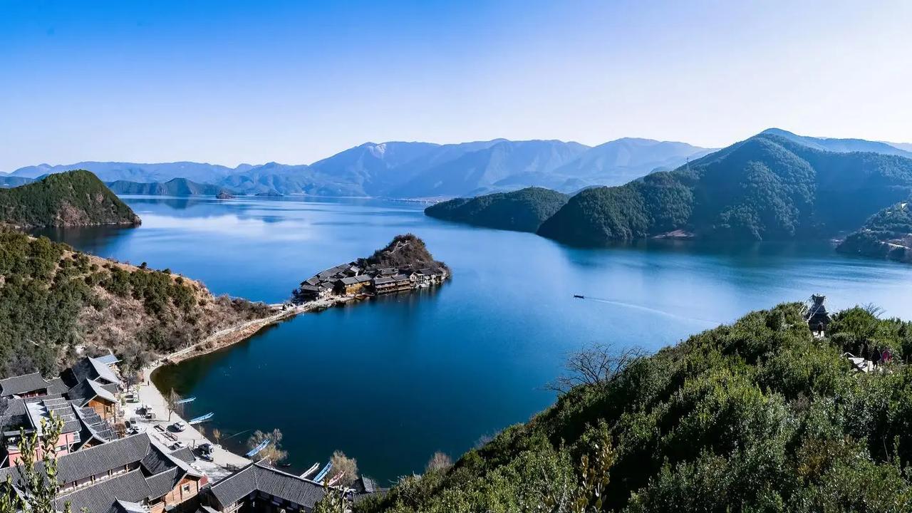 云南是中国旅游资源非常丰富的一个省份，以其多样的民族文化和自然风光闻名。以下是一