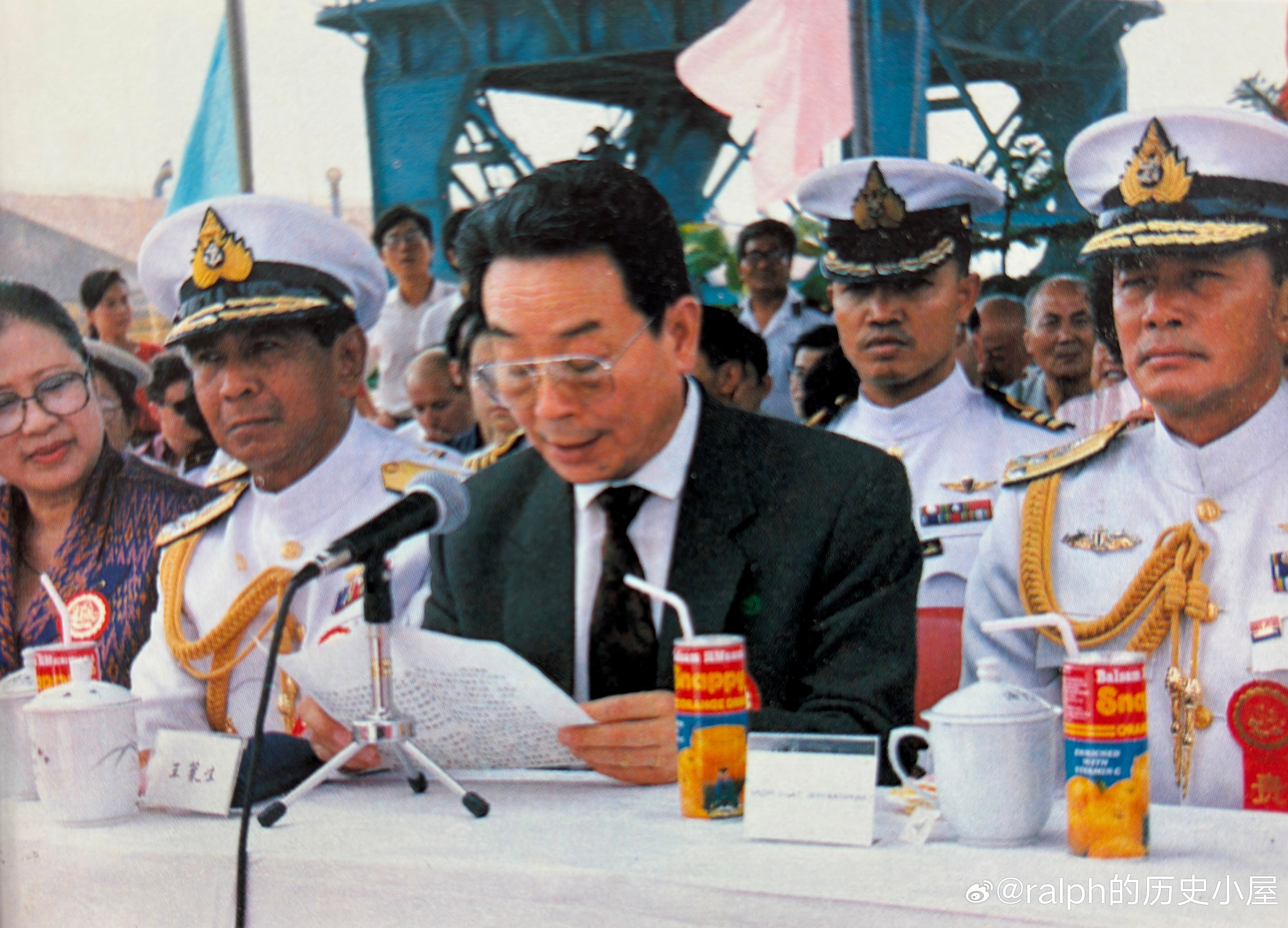 1994年7月中国船舶总公司总经理王荣生（中）参加泰国导弹护卫舰FFG422 H