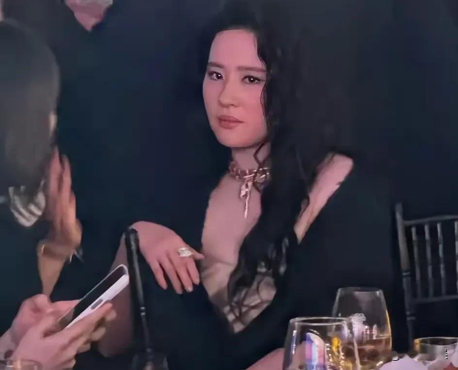 刘亦菲喝醉酒微醺的状态被拍到，脸上泛起红晕，眼神微怒 ​。

微怒已经很好了，如