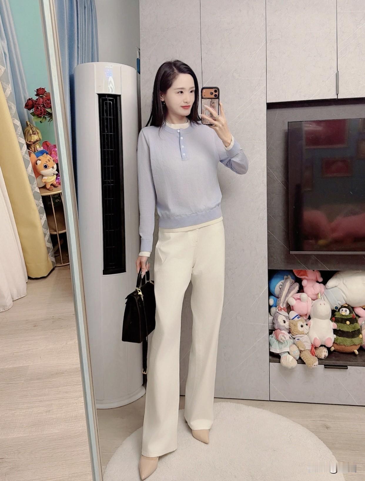 她们面容姣好，五官精致，眉清目秀，皮肤白皙光滑，就像无暇美玉。眉眼含情，明亮的眼