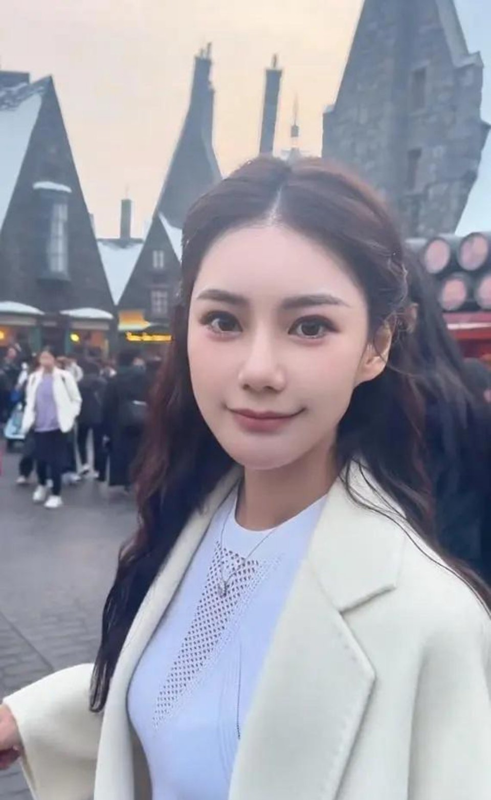 汪小菲老婆马筱梅被路人偶遇！路人图真的很漂亮，漂亮得像洋娃娃！！ 