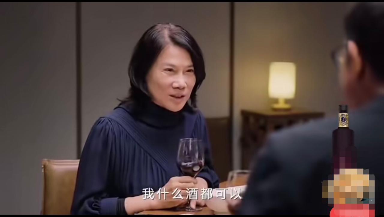 猜一猜图片中背影男人是谁？首先要有资格和董明珠一起吃饭，其次从董明珠的表情和语言