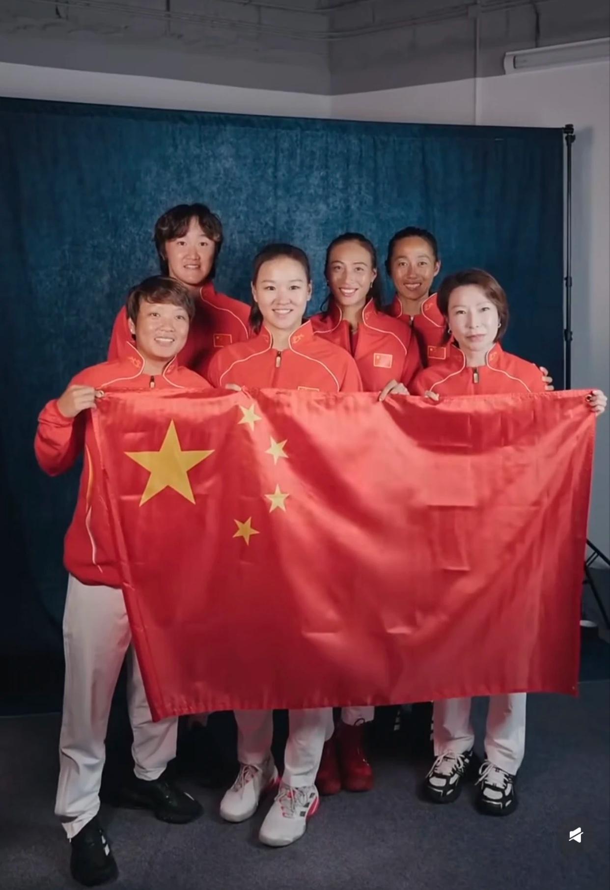 集合啦！！
中国网球女将！！
这红色战袍真带劲！！
2026比利简金杯来咯来咯！