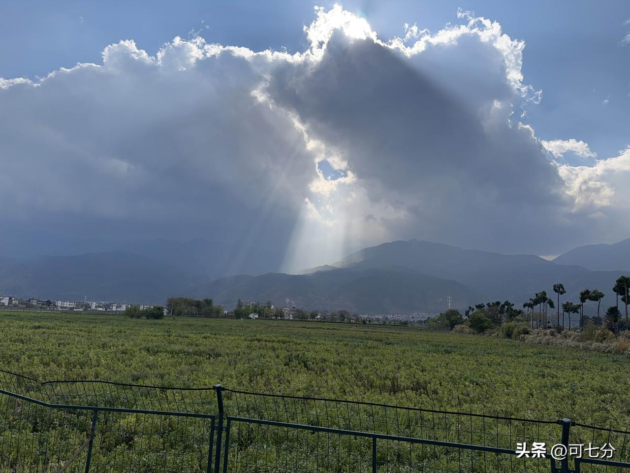 当二十岁时我想看山看水看海看世界
奈何行囊羞涩我只能省吃俭用去看世界
当大部分人