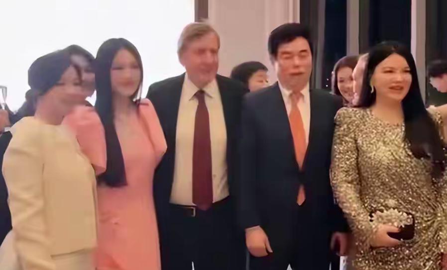 2025年12月哈尔滨世界旅游经济论坛开幕，聚焦新质生产力赋能旅游。何超琼主持环