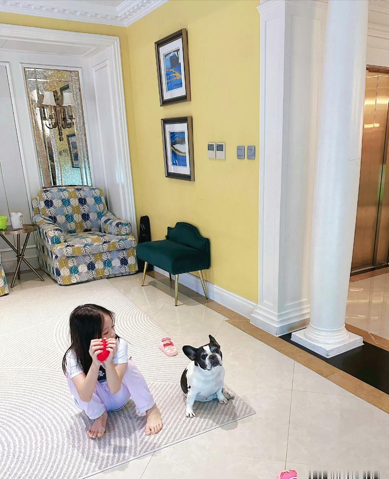 女儿3岁就站在灶台边包饺子，别的孩子还在追着喂饭。
贾晓晨家的大女儿兜兜每天早起