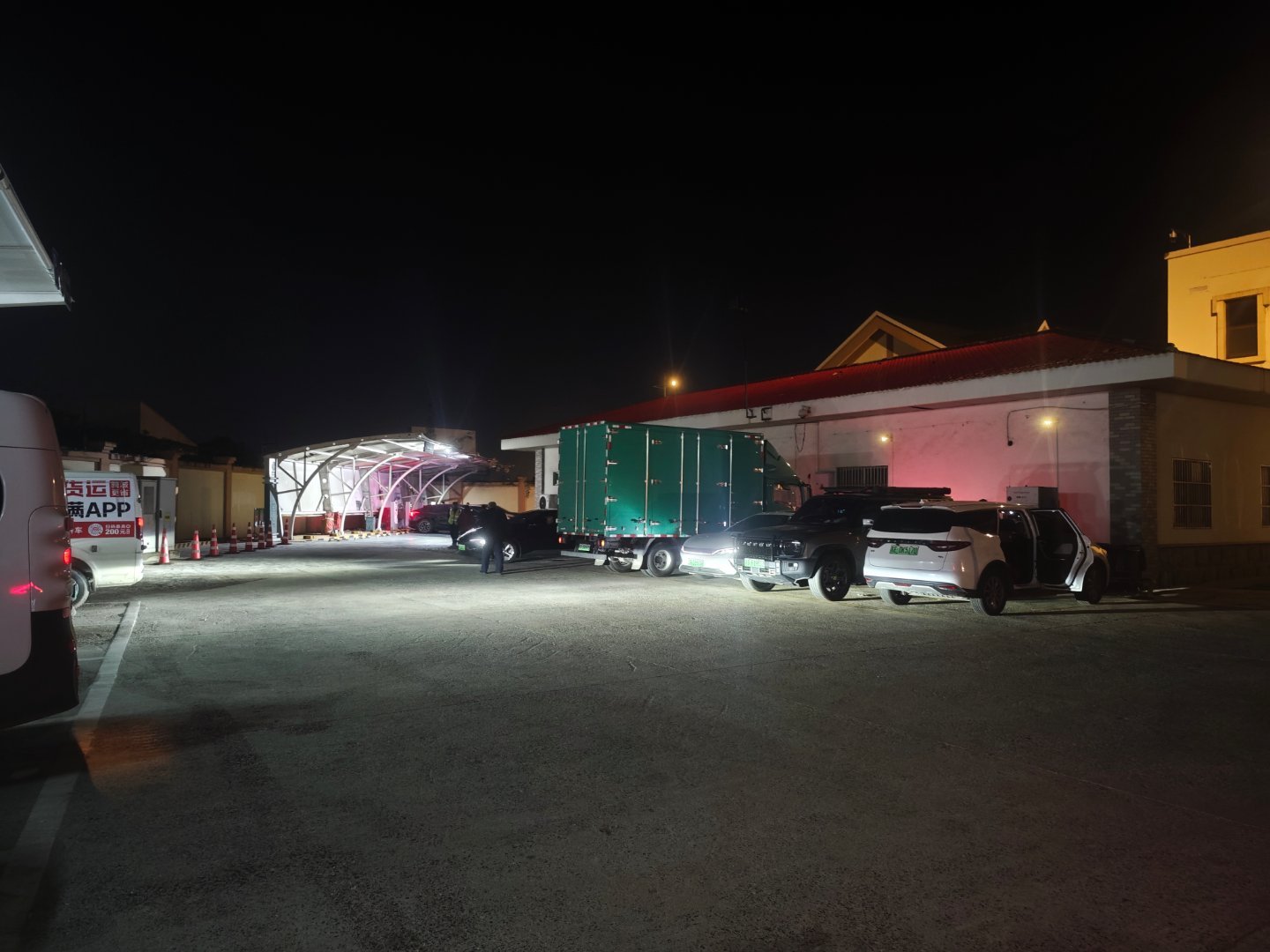 这是我见过最大的服务区充电站。芳茂山恐龙主题高速服务区，总共24个充电桩，可以同