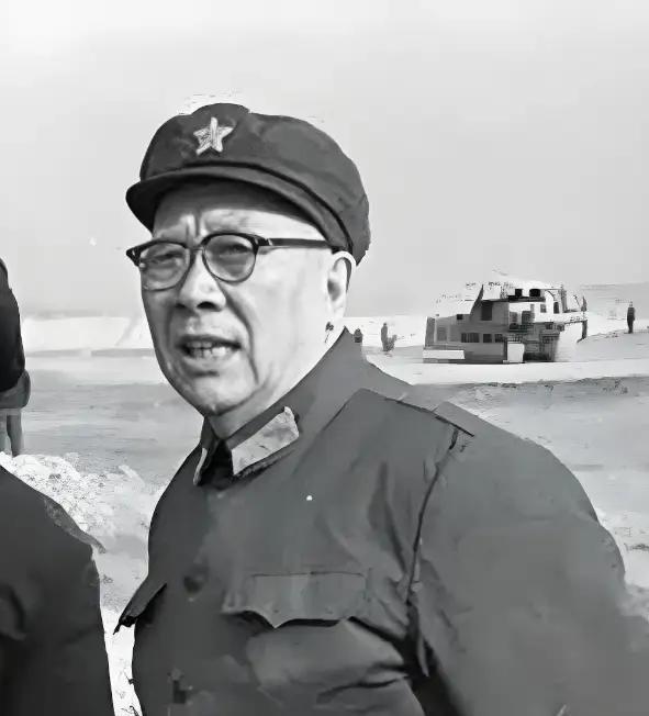 1984年，退休后的曾思玉将军到大连一水库钓鱼，钓着钓着，水库负责人走了过来，说