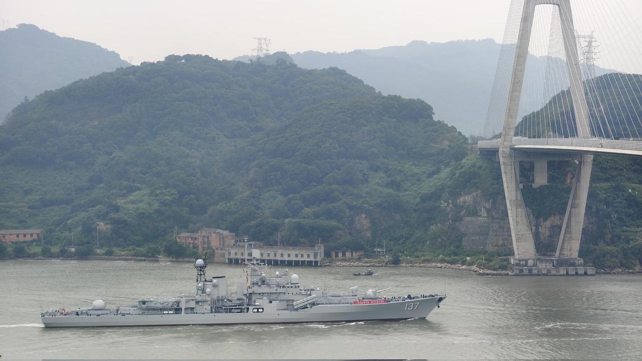 福州舰进入闽江