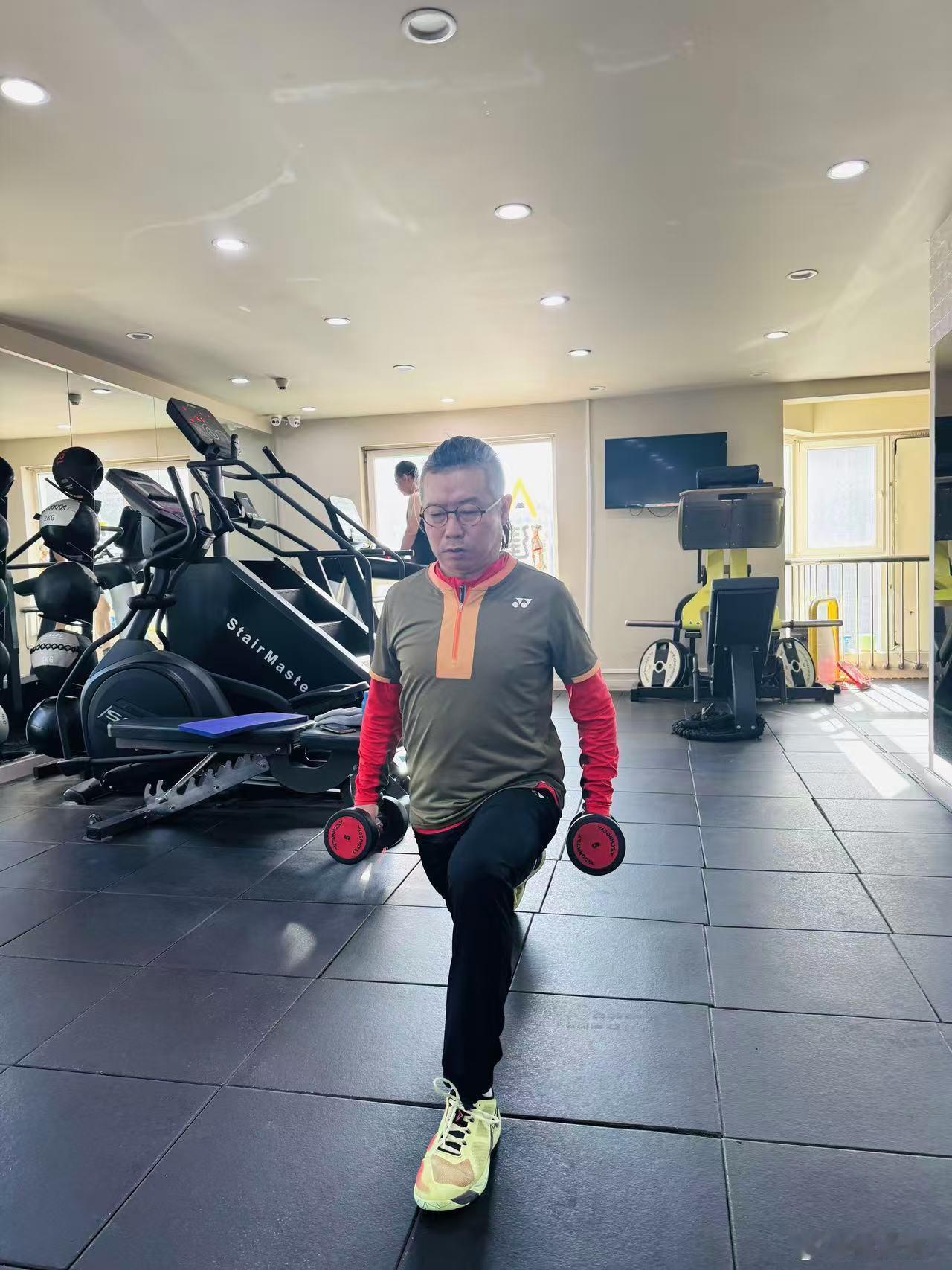 又是一天三练的日子。上午去“AA健身工作室”跟着王教练进行了力量训练，好几个环节