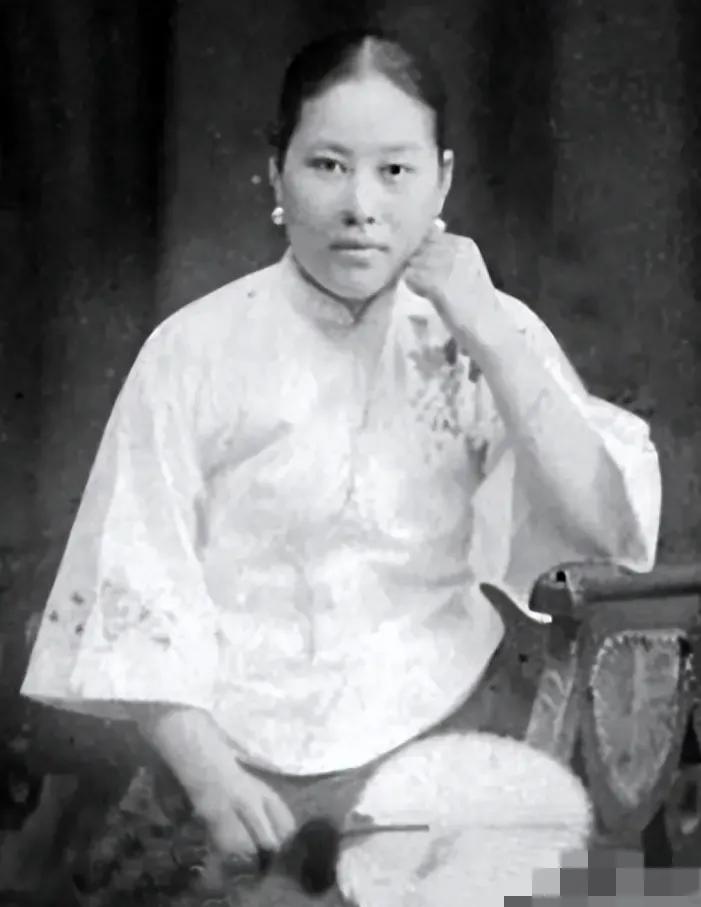 1925年，孙传芳砍下60岁老将施从滨的头，挂在火车站电线杆上，暴尸三天。临行前