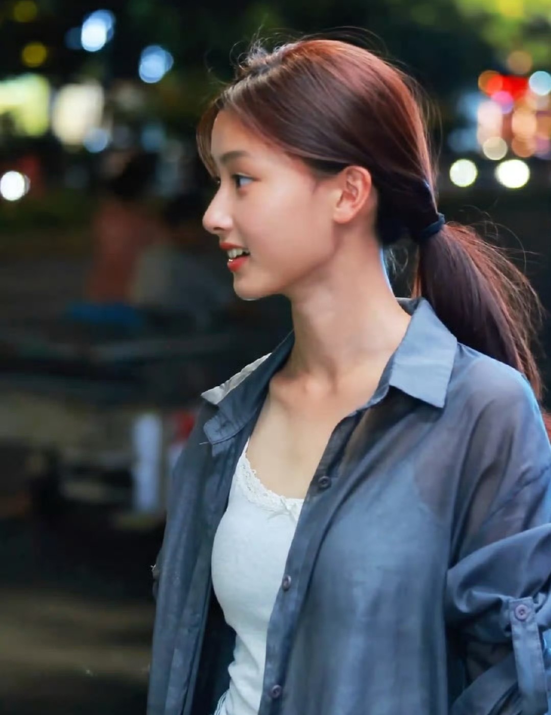 素人女孩被拍网友喊话于正美女很漂亮啊，感觉算是电影脸了吧，不过劝人进娱乐圈还是算