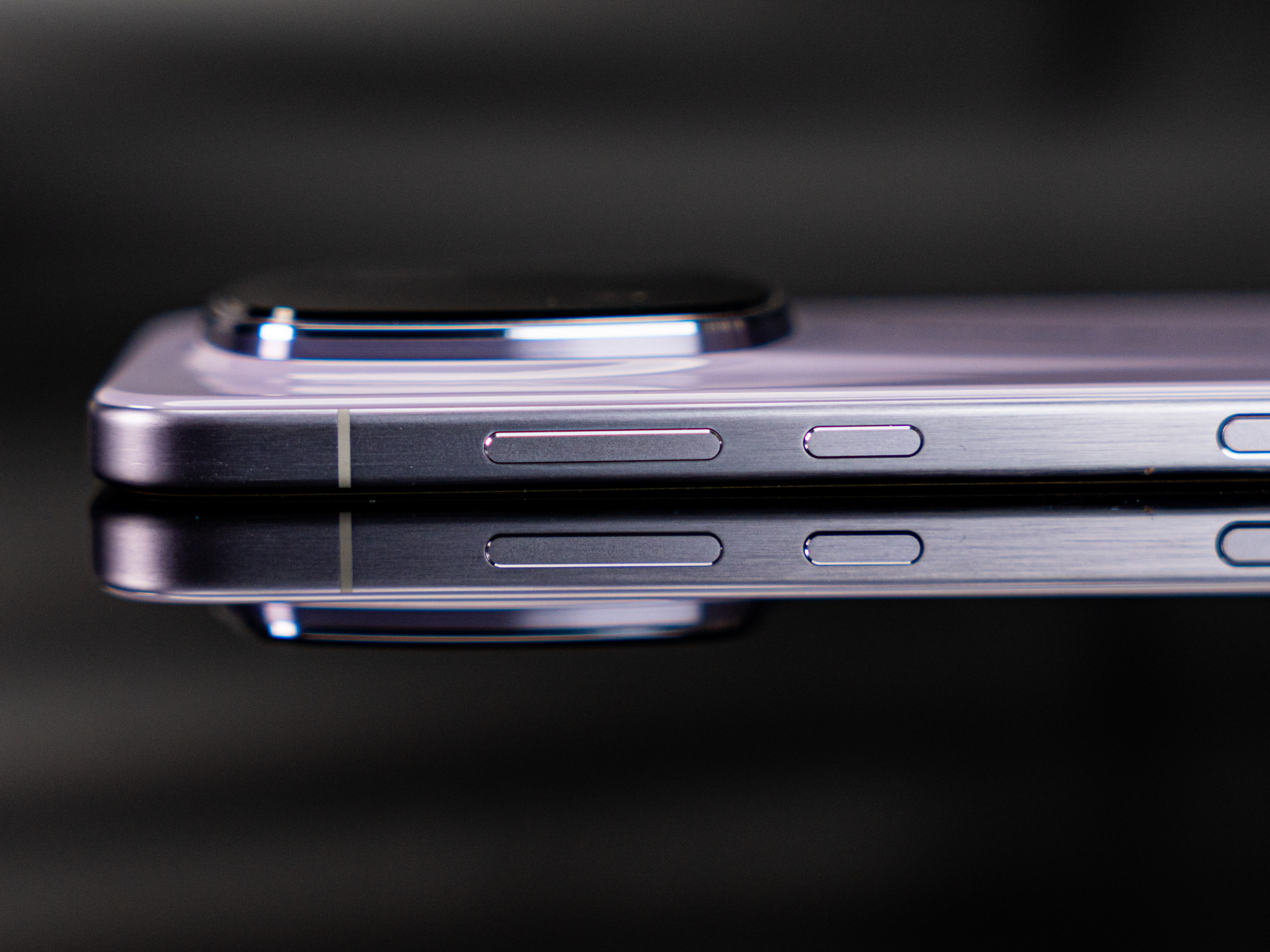 💜 新入手的荣耀保时捷设计，这个淡紫色真的长在我的审美点上了。背板的细腻纹理在