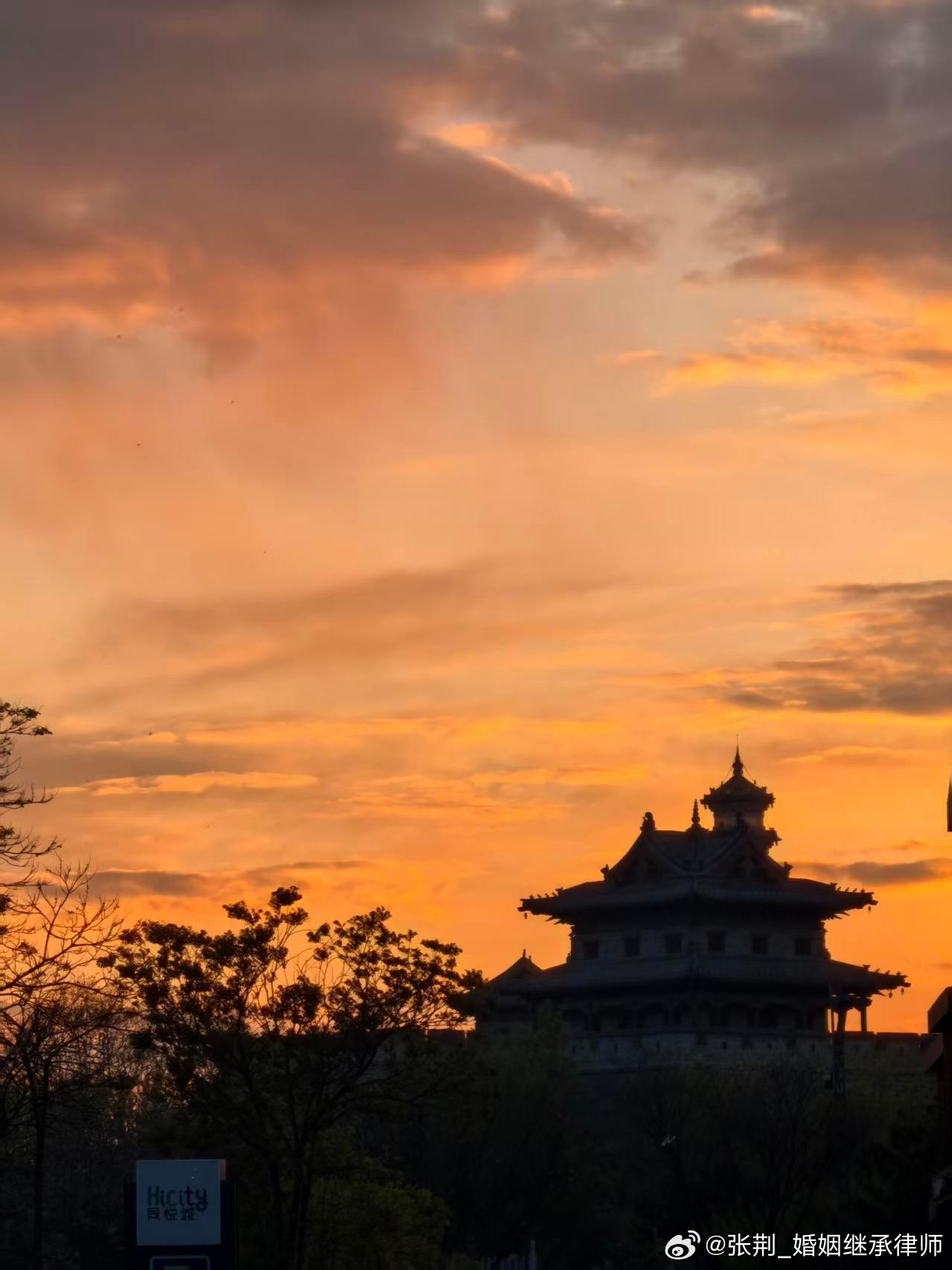 夕阳西下，故乡的城墙被笼罩在一层金色的光晕里，仿佛回到两千年前的时光。从母亲老宅
