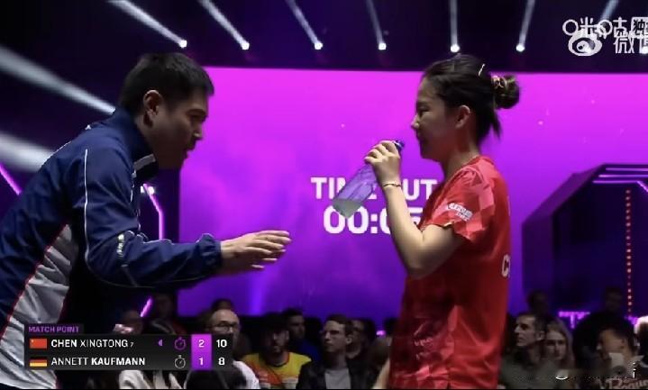 陈幸同、王艺迪晋级女单八强。
赛后邱贻可教练在和陈幸同复盘比赛中，陈幸同3-1战