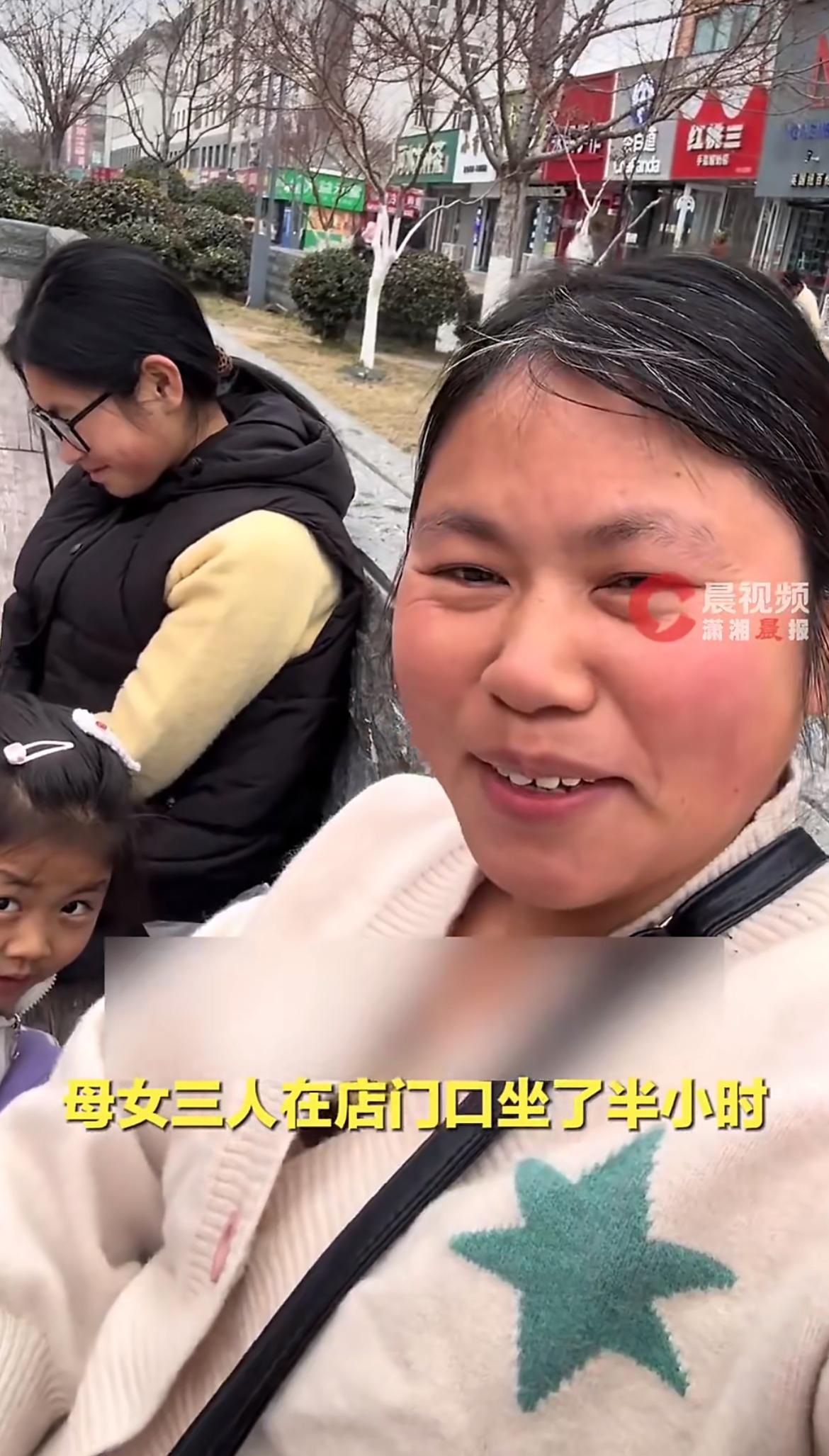 山东一母亲带女儿买鞋，在店门口纠结半小时！女儿看中599元的鞋，母亲头发都白了还