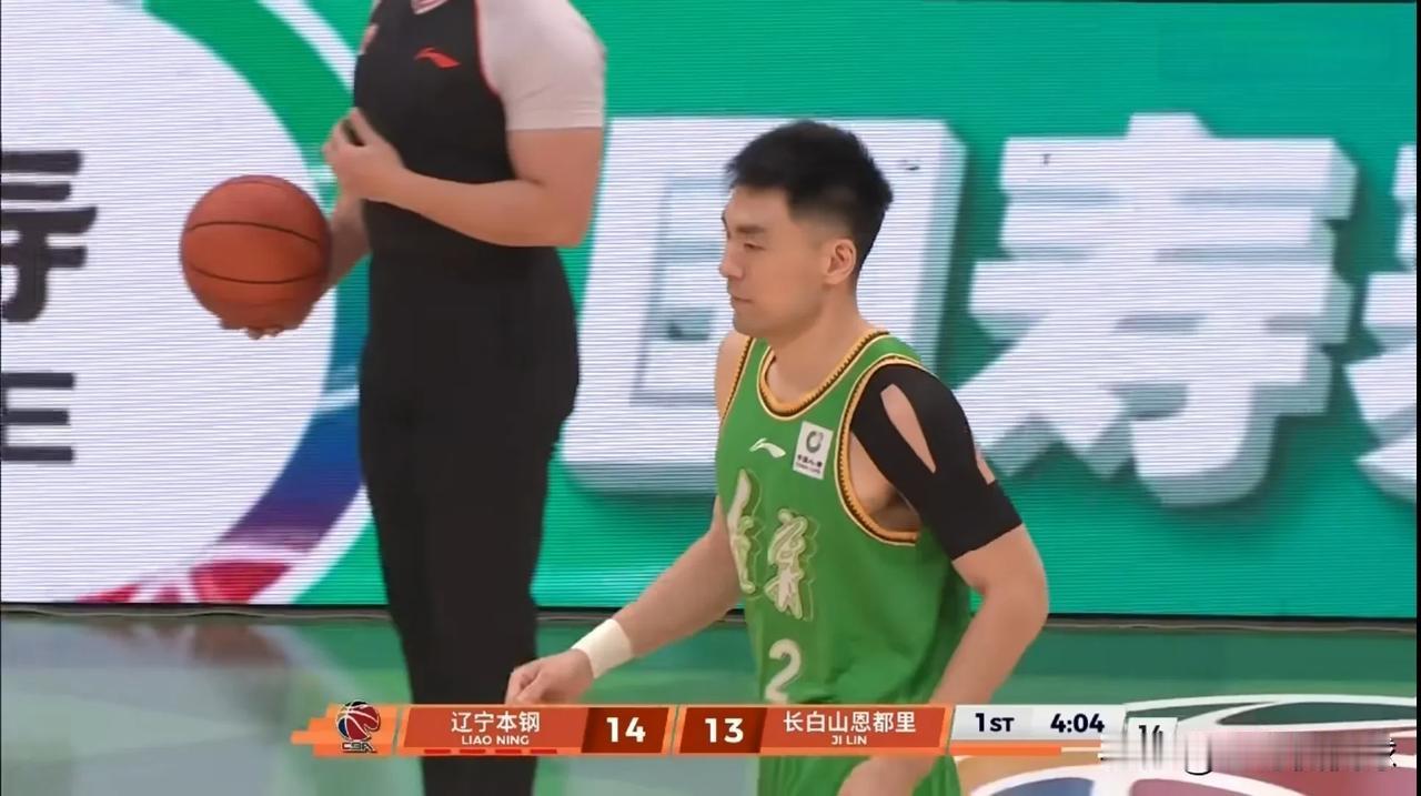 在今天辽宁本钢主场迎战吉林长白山恩都里的比赛中，发生了特别感人的一幕。当时比赛进