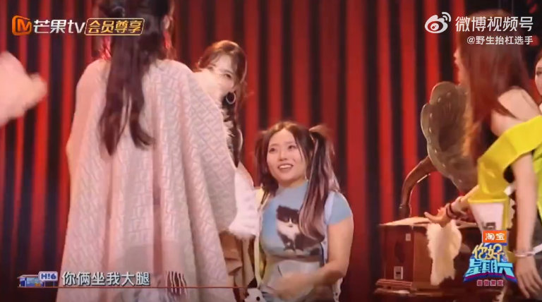 李雪琴左拥李一桐右抱孟子义你好星期六 绝了！hi6舞台彩排，李雪琴腰伤坐着，看到