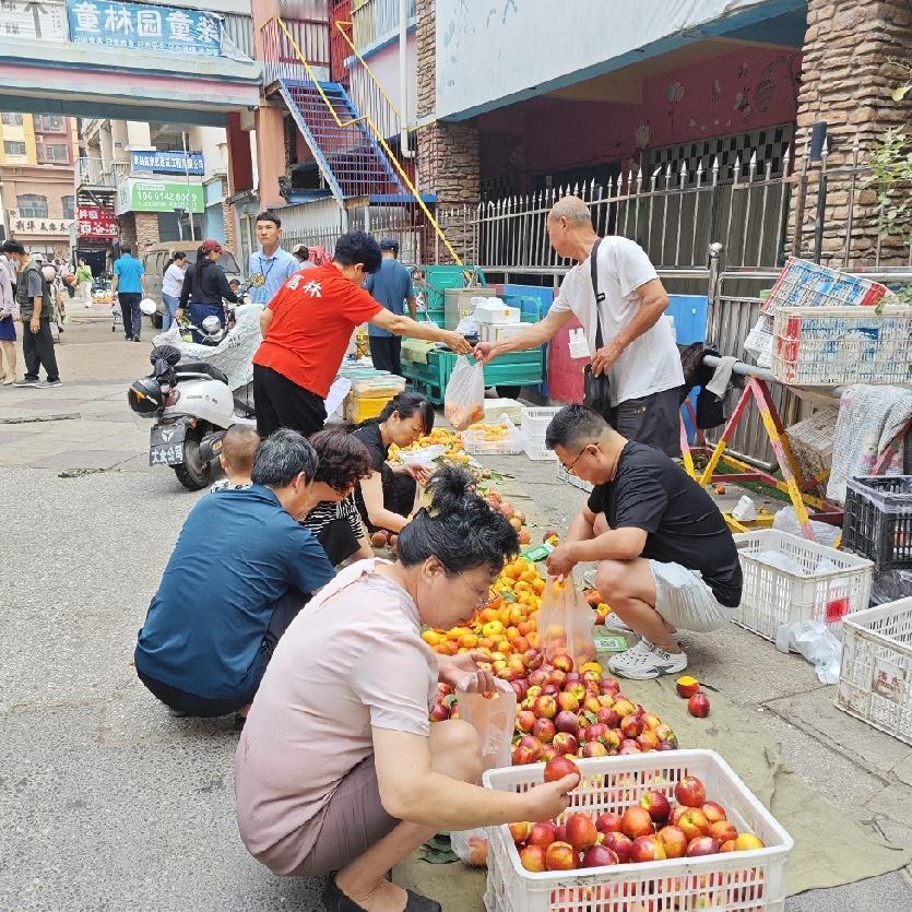 不管咋样，俺还是坚持一天一篇，就权当是玩了。
今天在宝龙广场早市上，看到卖樱桃的