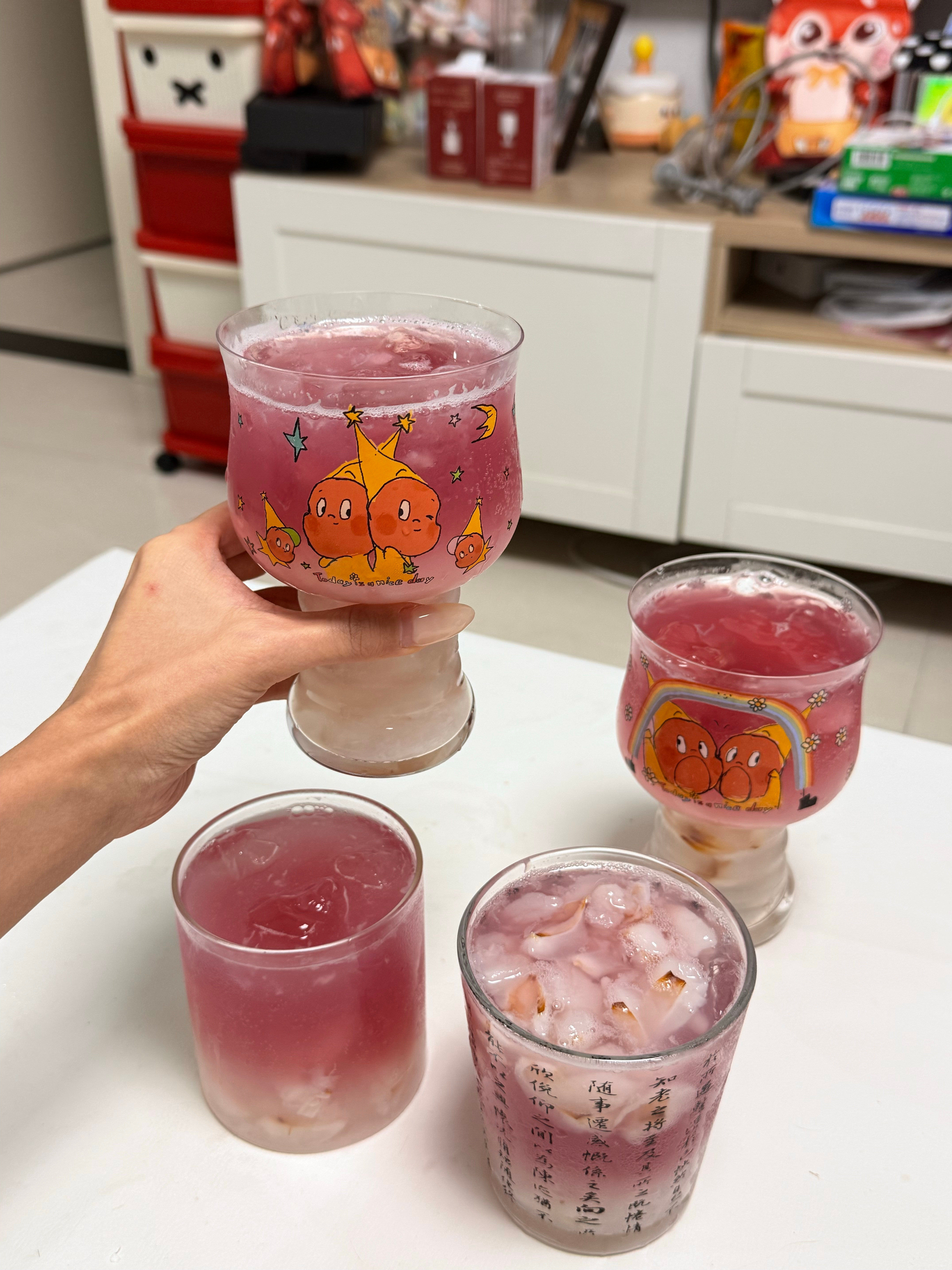 秦老师给我们调的酒 真把我惊喜到了 好喝又漂亮 送他去酒馆上班吧