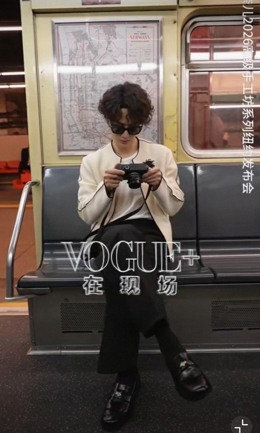 纽约香奈儿2026高级手工坊大秀，vogue刘冲现场采访王一博。
王一博总结20