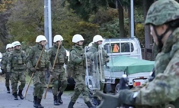 熊出没，自卫队拿木棍挡，网友笑疯了。
不是没枪，是不敢开。
一枪打不中，熊真跟你